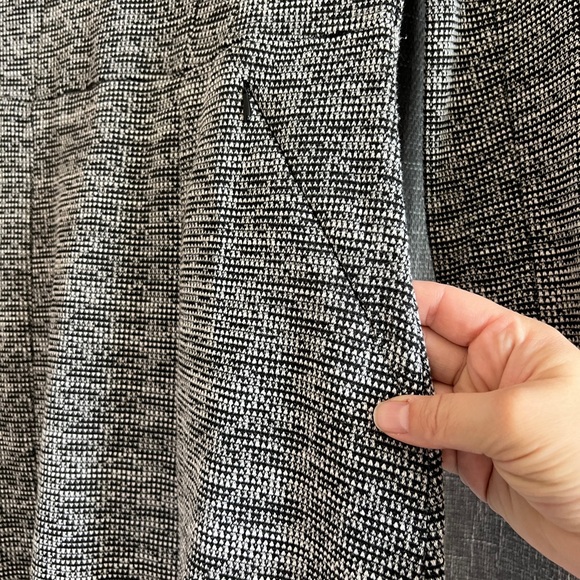 H&M fitted heathered black & white long sleeve dress with pockets - size Medium - Picture 3 of 9